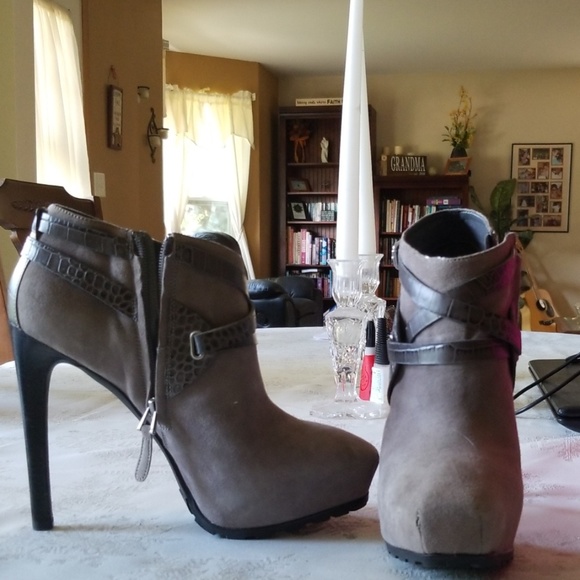 Women's grey ankle boots - Picture 2 of 4